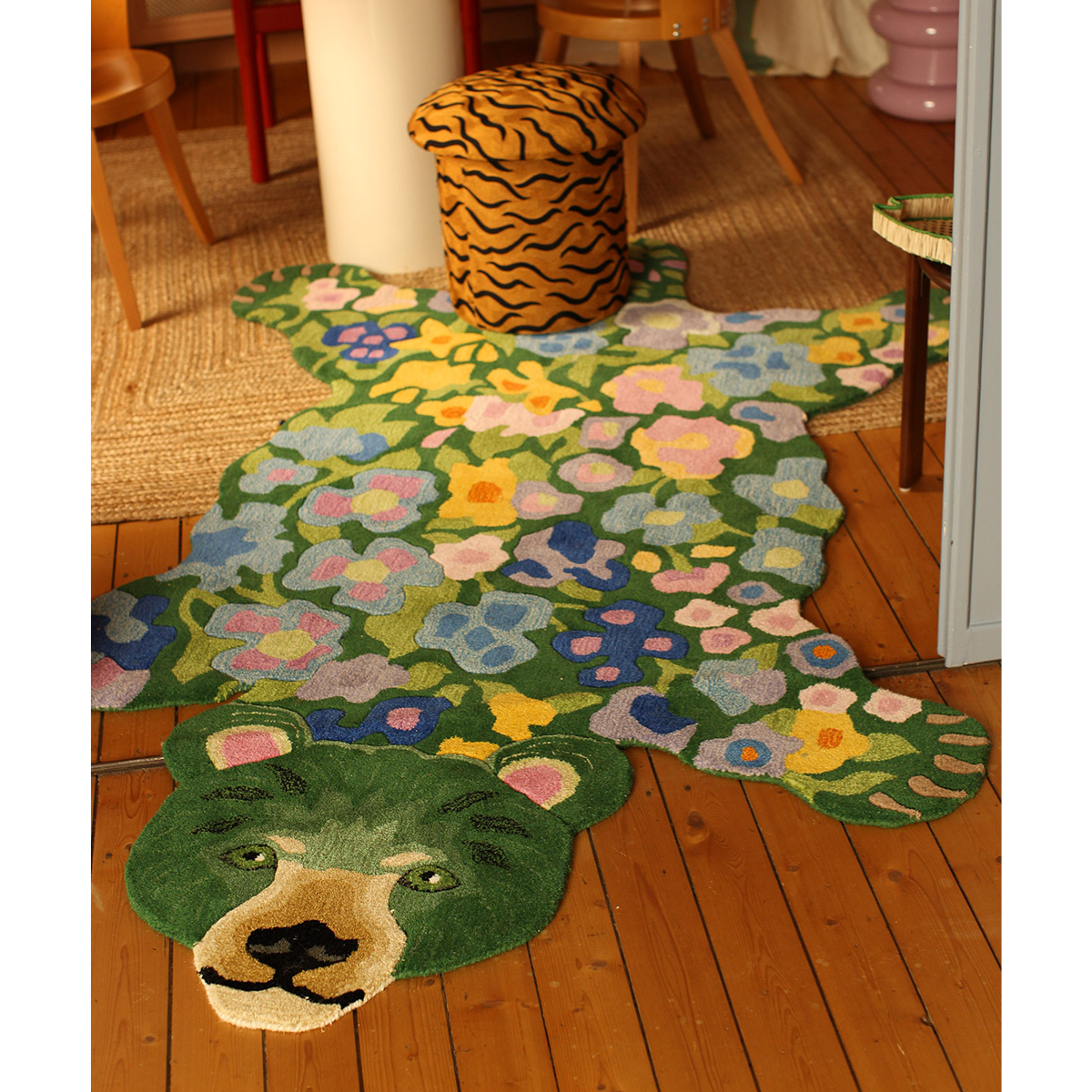 Tapis de salle de bain Ours de la forêt bleu sur une grange Tapis de salle de bain Ours de la forêt bleu sur une grange