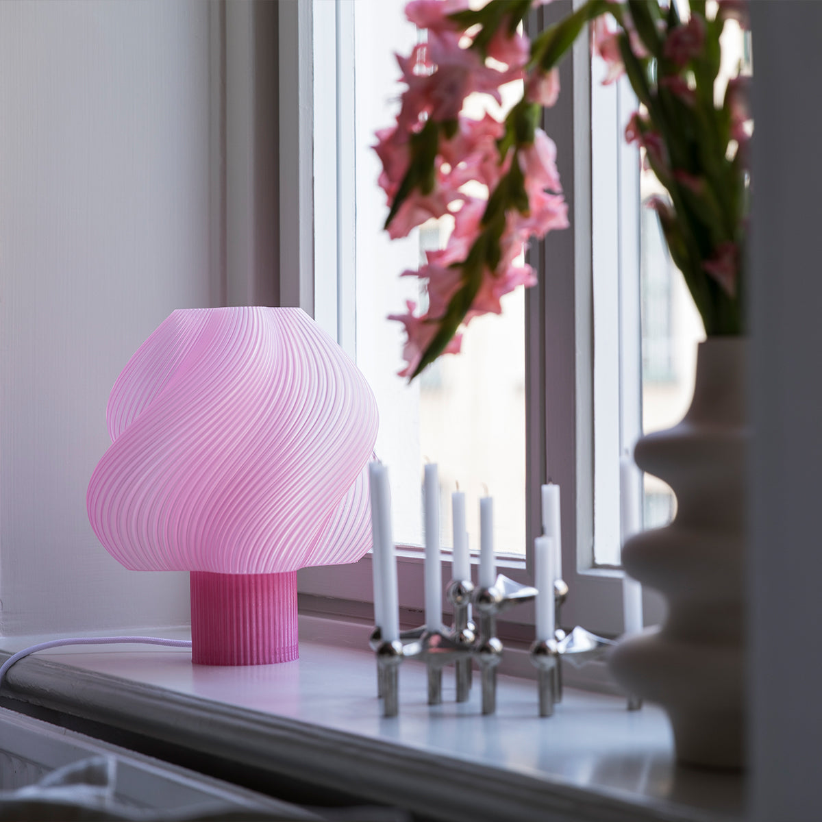 Lampe Joseph rose en porcelaine à rayures - Le Joli Shop Lampe Joseph rose en porcelaine à rayures - Le Joli Shop