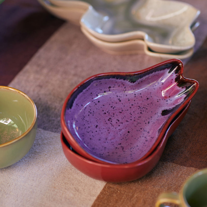 246) Petit bol en porcelaine émaillée vert et aubergine marque et 246) Petit bol en porcelaine émaillée vert et aubergine marque et