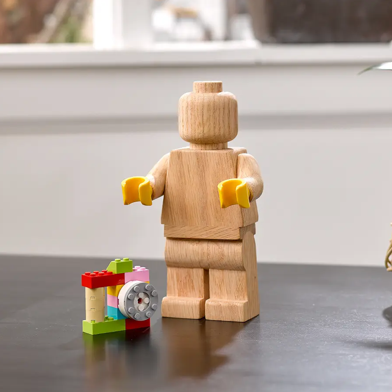 Figurine Lego en bois - h 20 cm