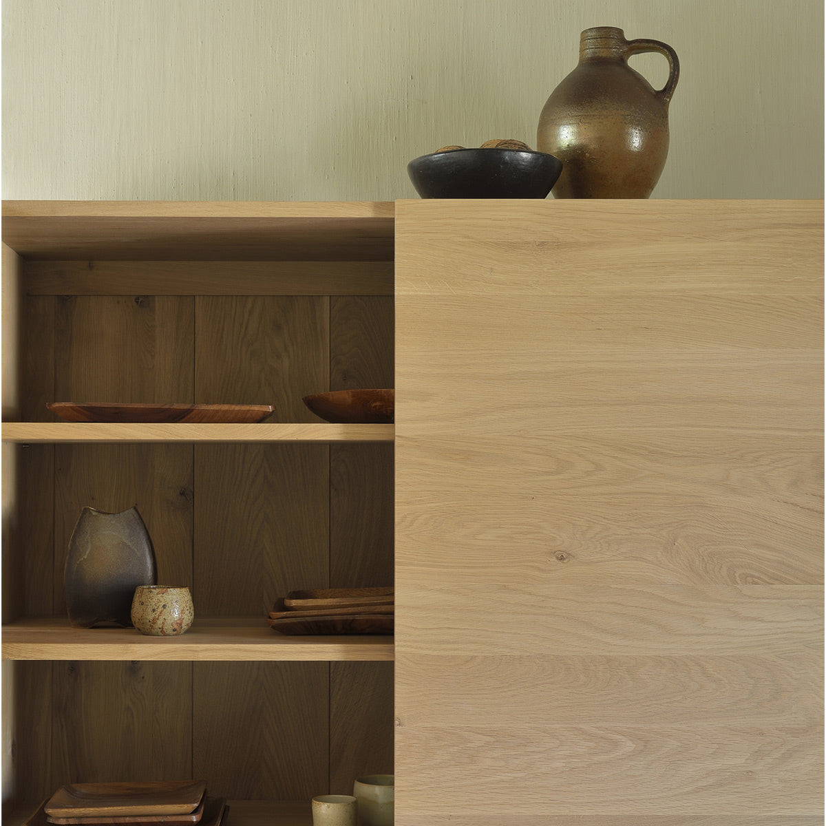 Armoire Ligna en chêne noir 4 Portes, 2 Tiroirs Ethnicraft Fleux