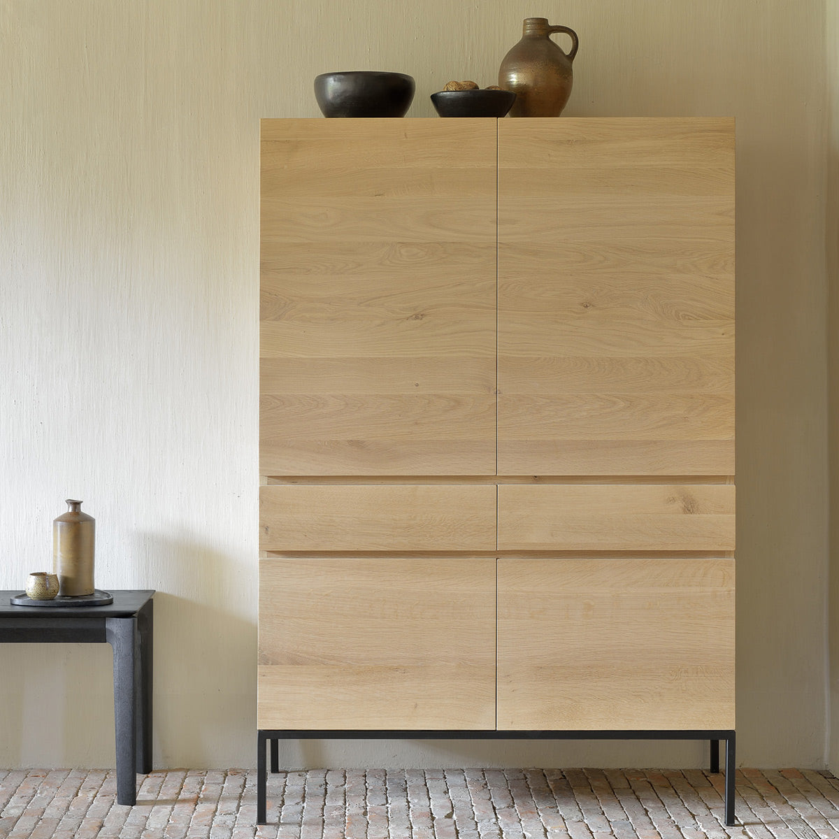 Armoire Ligna en chêne noir 4 Portes, 2 Tiroirs Ethnicraft Fleux