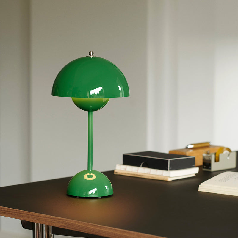Flowerpot VP9 wireless table lamp - Signal Green