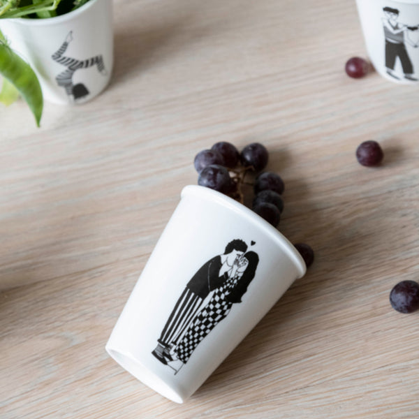 Gobelet embrasseurs secrets en porcelaine