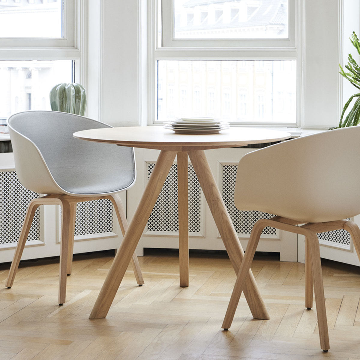 CPH20 Round Table - Matt oiled oak & Cream linoleum